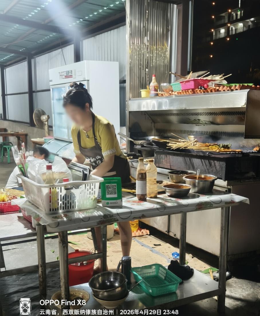 昨天夜里10点了，手机响了，一看是带着智障儿在版纳卖房子卖水果的佳木斯女孩子小敏