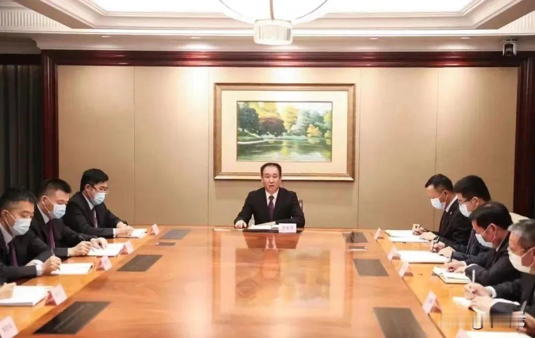 许家印竟然老成这个样子了，头发白掉我不意外，没想到眉毛都白掉了。2023年7月