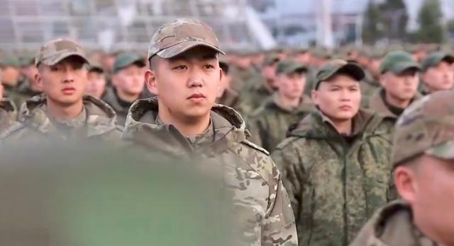 朝鲜赴俄部队回国受阅，可以看到一个细节。这些士兵几乎没有一个面黄肌瘦的，个个都脸