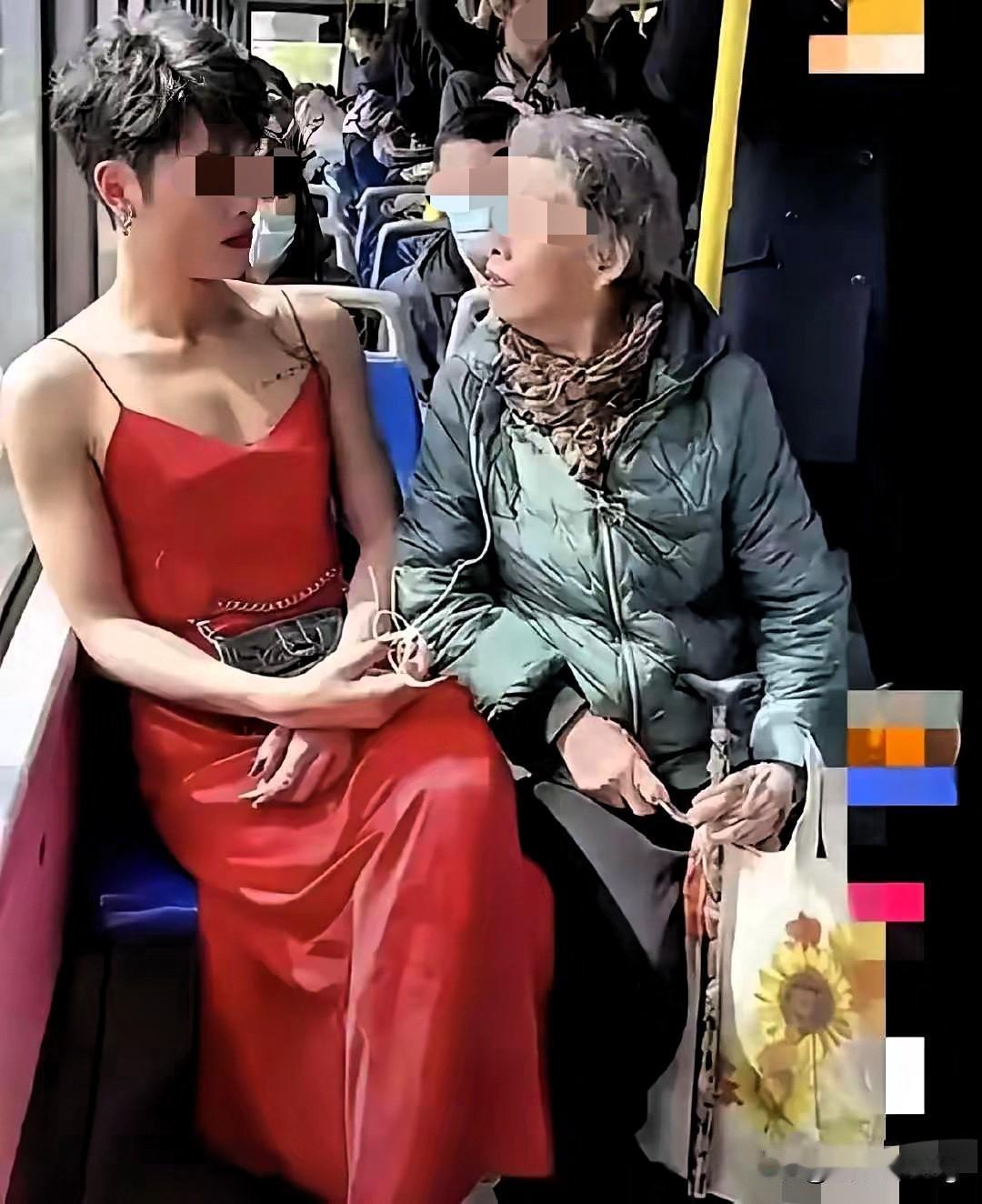 公交车上这一幕太解气了！尊重，永远是相互的。一位大妈在车上盯着陌生乘客看了半