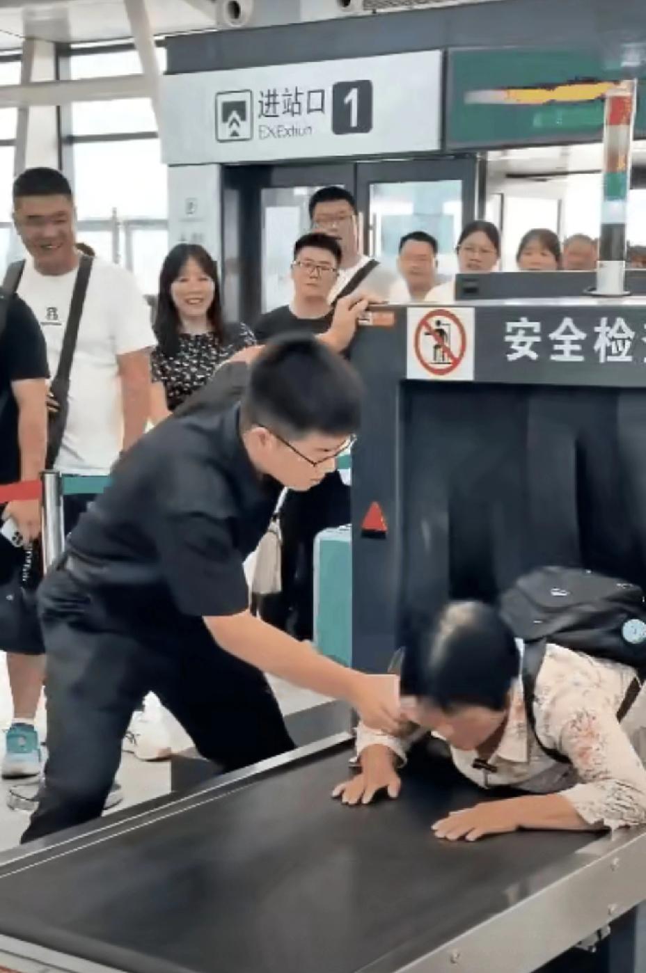 一位老奶奶带着孙子过安检，工作人员提醒要把背包放进安检机进行安检，她却担心孙子的