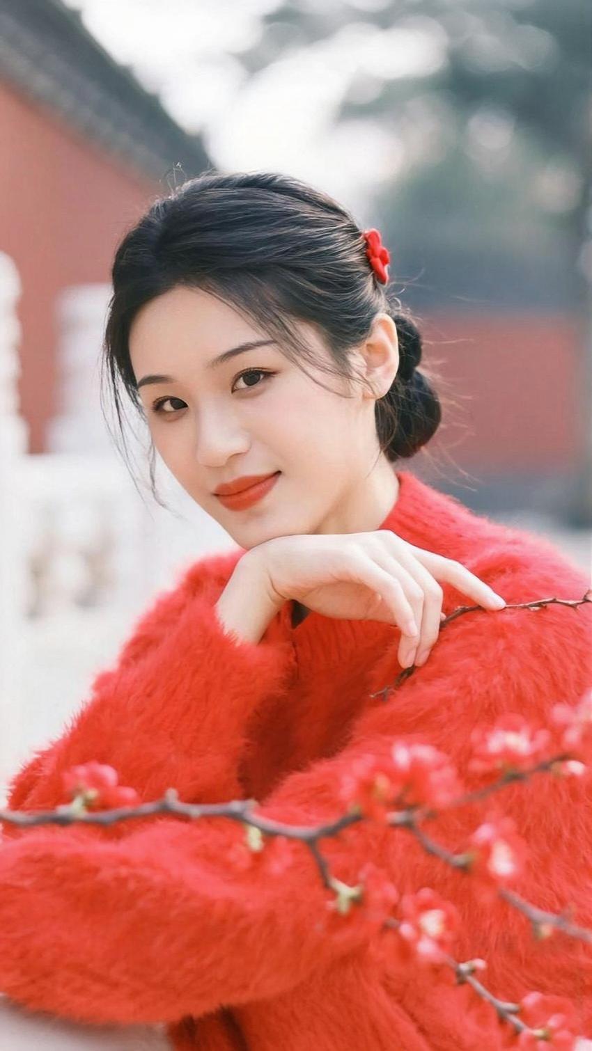 捕捉一抹红，邂逅新年的温柔。红系新年照那一抹的温柔身后一抹中国红红墙白