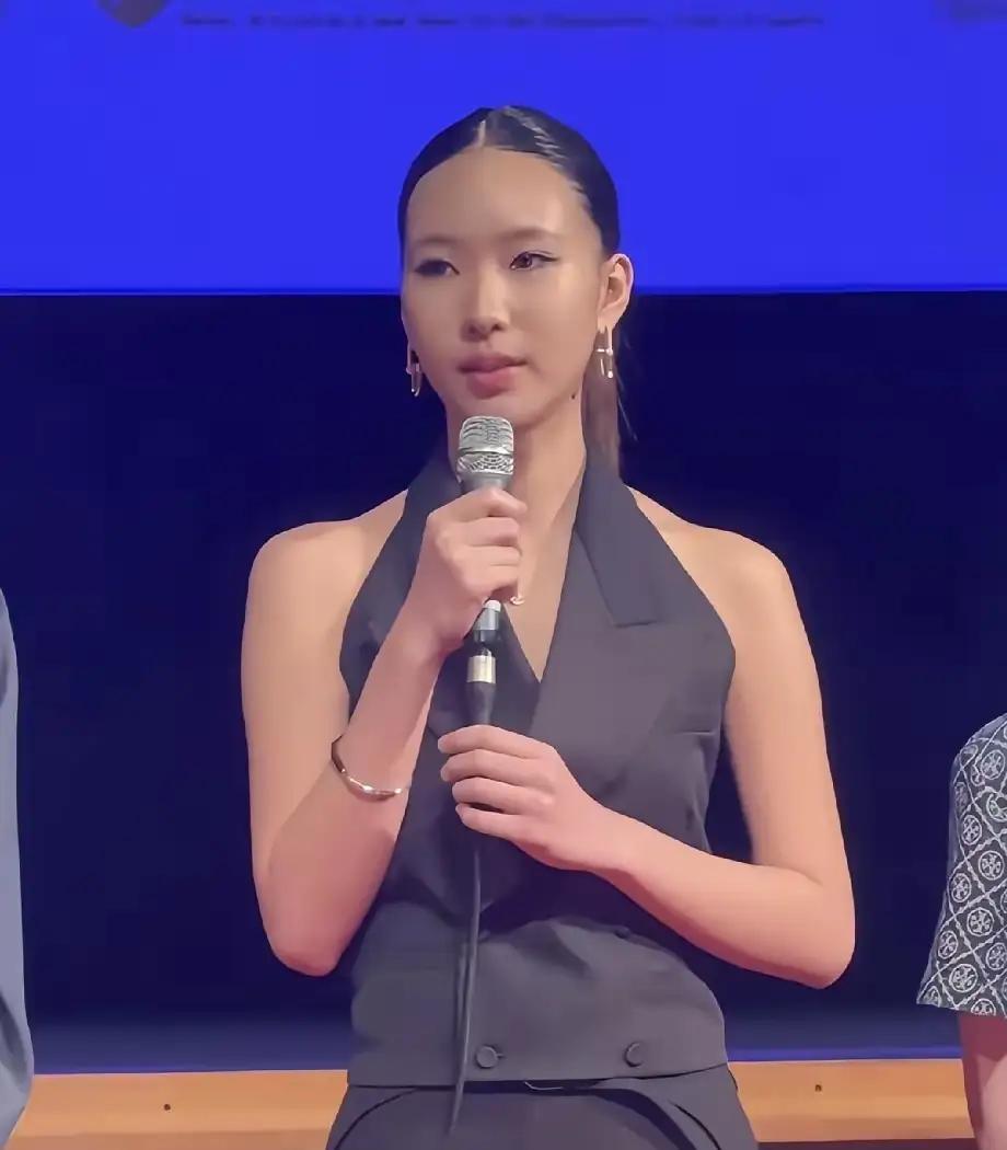 小S看似外表疯疯癫癫，实则心里有数，把自己的家庭生活安排得明明白白的。小S的
