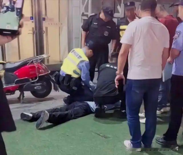 人生无常，大肠包小肠。武汉市汉正街多福路如常喧闹，谁料争执骤起，刀光闪过，一位年