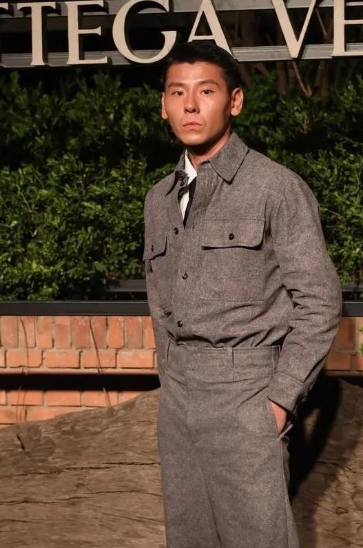 蒋奇明是个很有潜力的演员。他艺术世家出身，热爱表演却也曾穷困潦倒。从卑微求职到作
