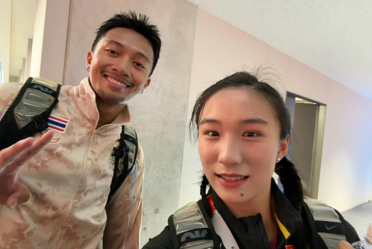 亚洲短跑新生代双子星，终于同框！左边的是泰国短跑天才—普里波尔·布森，现在2