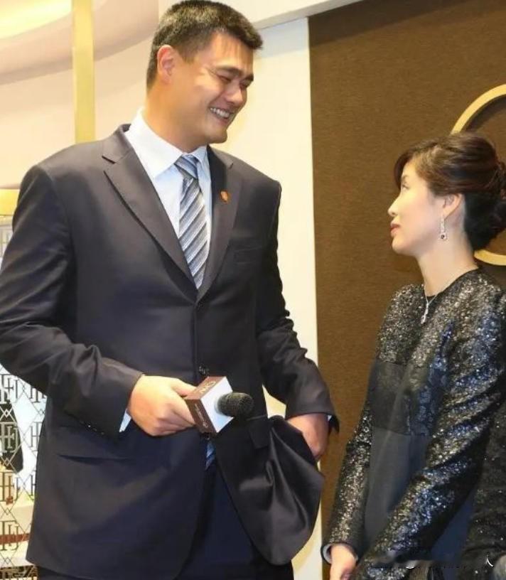 一次，有人问叶莉：“嫁给身高2米26，体重400多斤的姚明是什么样的体验？”叶莉