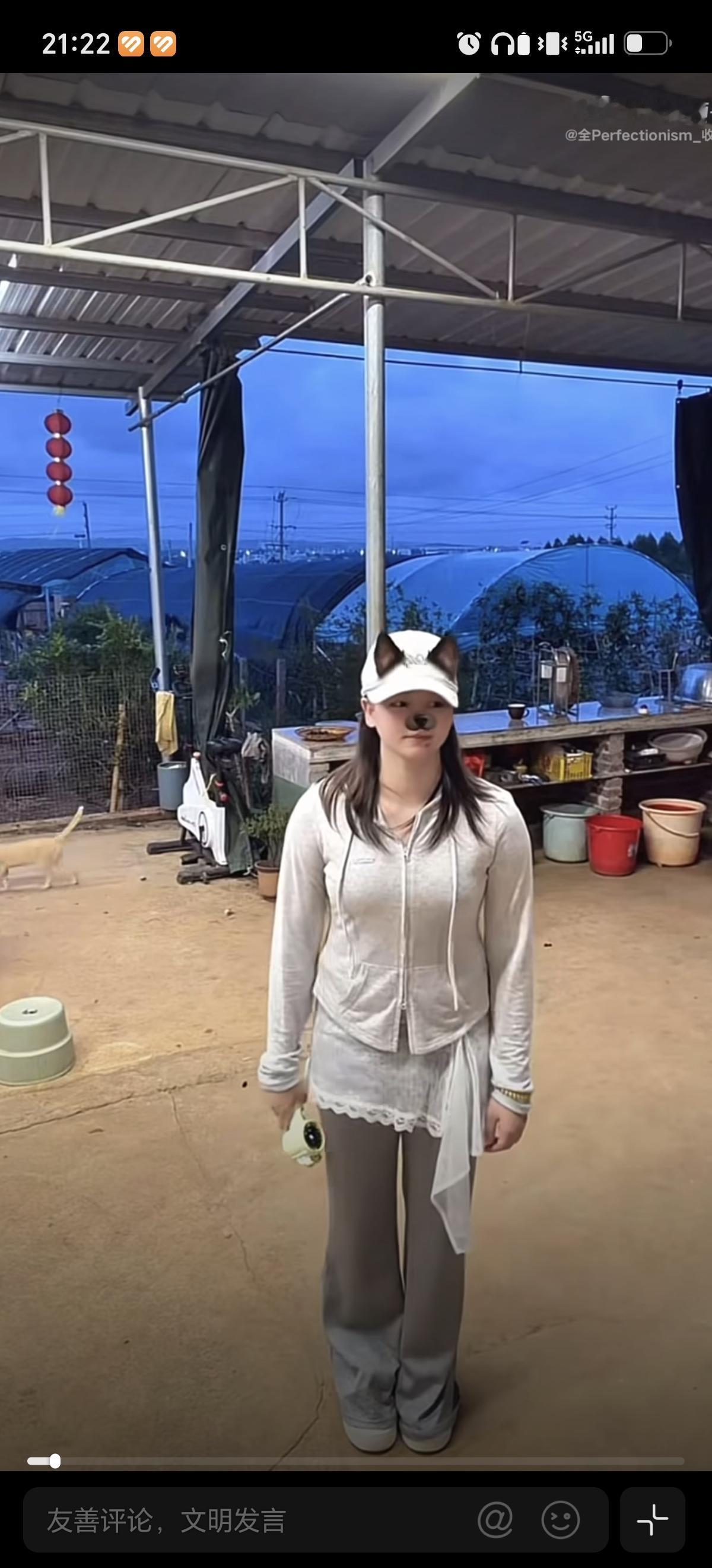 7月2日全红婵回家在家跳舞，妈妈可爱的在后面挠着脖子出来了，看看女儿在干啥这就
