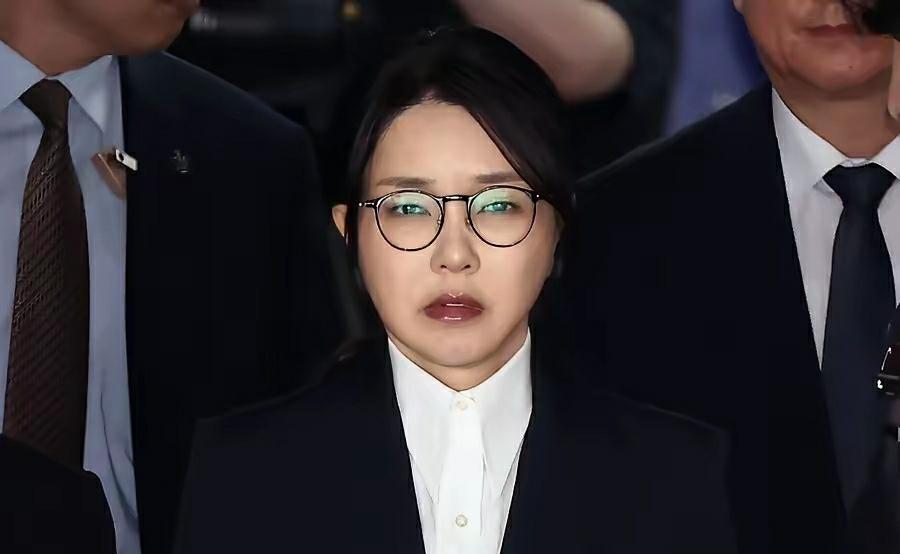 整天有人说金建希是整容脸，为什么现在金建希的双眼皮变成单眼皮了？割的双眼皮是很深