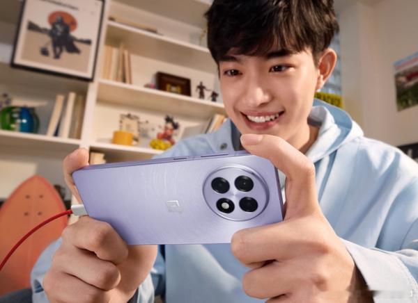 一加Ace6系列曝光：搭载骁龙8系芯片，内置高达7800mAh电池，较前代提升