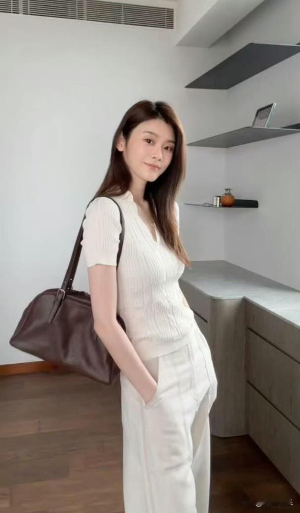 奚梦瑶不愧是豪门阔太，白Polo搭配阔腿裤，简约穿搭尽显高级感！