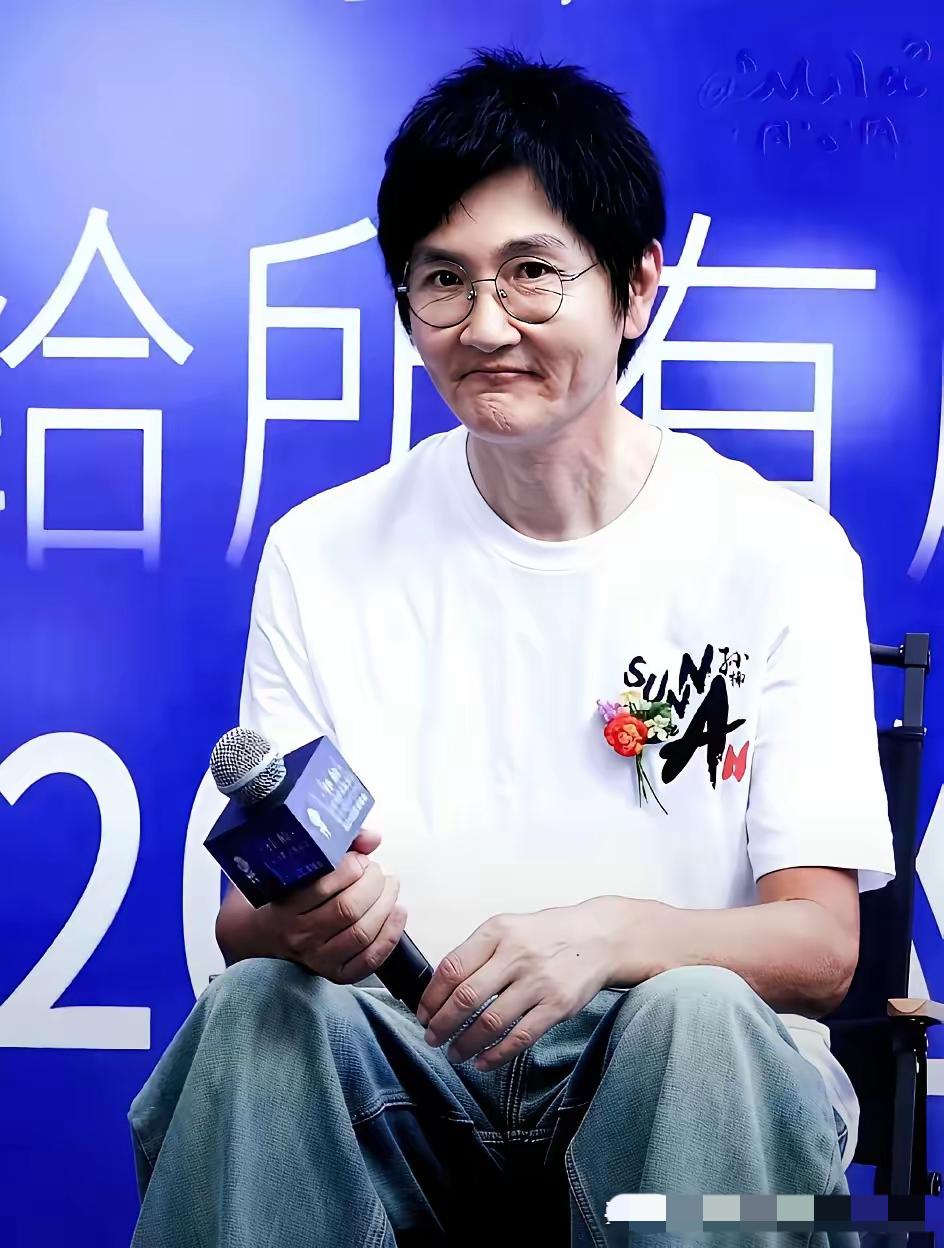 妈呀！差点认不出来了，老的像个老太太。孙楠今年才56岁。他的第一任妻子是演员买