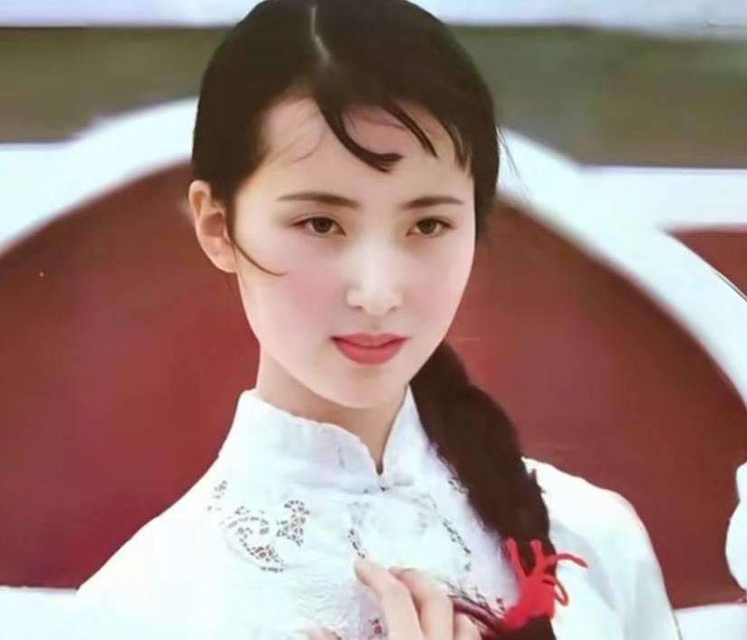 一直都觉得陈晓旭本人比《红楼梦》剧中的扮相更好看更有气质！八七版袭人的扮演者袁