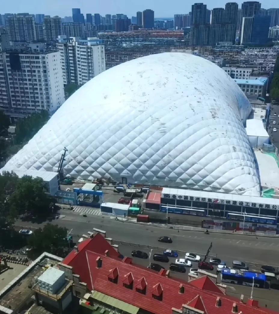 济南洪楼惊现巨型气模棚！在济南洪楼原大润发地块，一个庞然大物拔地而起——