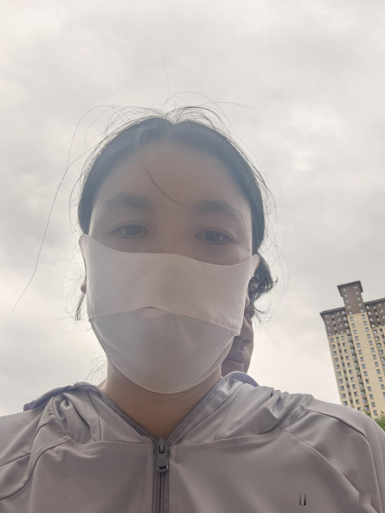 儿子前几天尿的尿就浑浊有泡沫，今天我跟他去化验个尿，儿子不愿来医院检查，总说没事