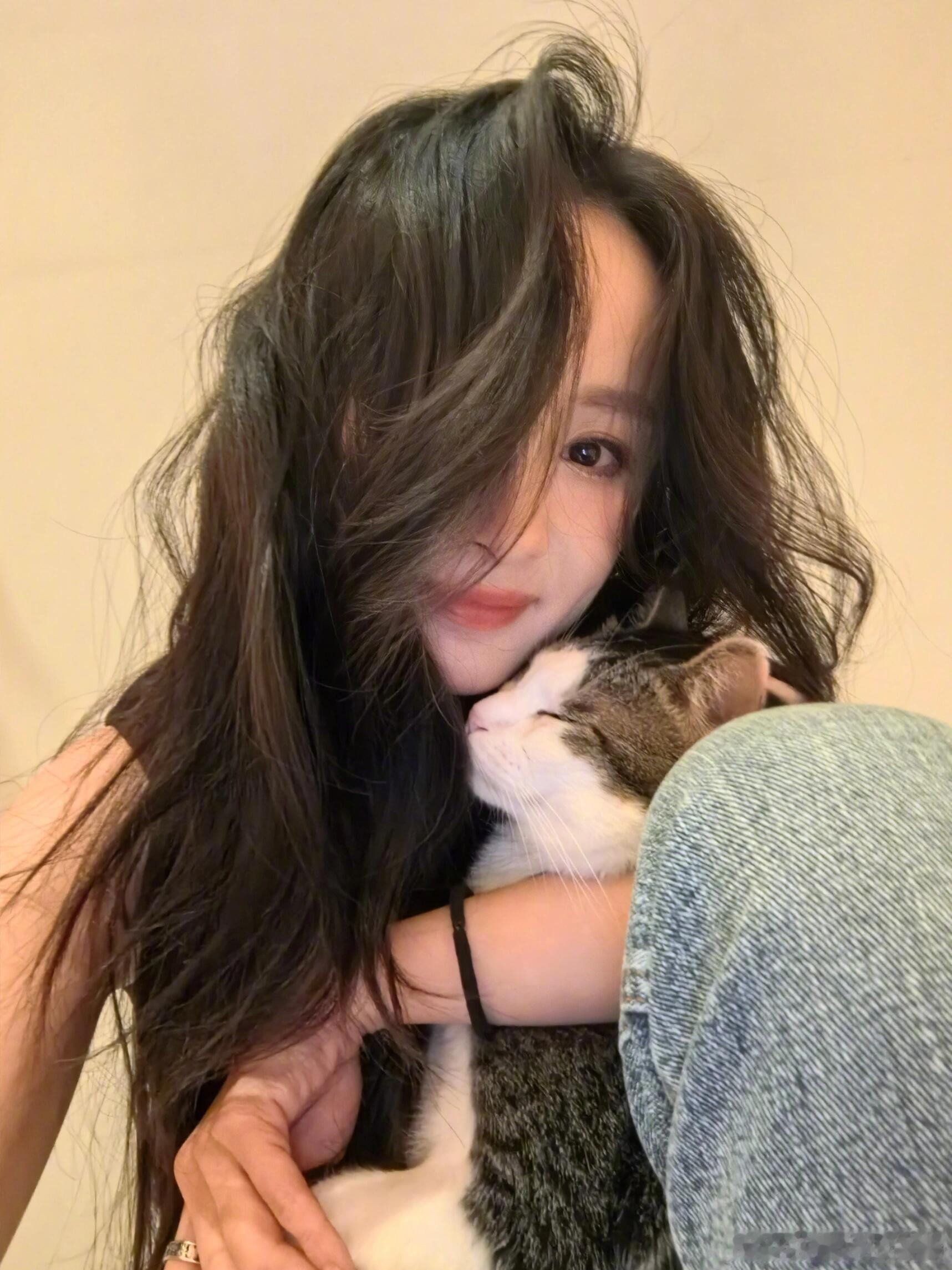 杨幂幂幂又又又发新头像啦，氛围感拉满！太美了，她和十年前一模一样呀！