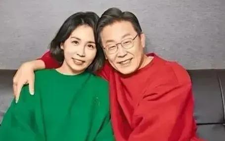 这颜值、这气质，完美碾压曾经第一夫人金建希不愧是新晋第一夫人，金惠景的“素”与