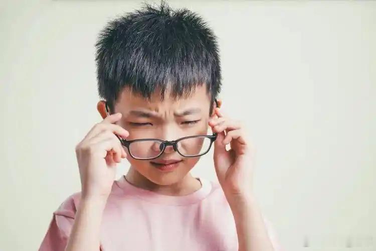 近视病机口诀近视只近难望远，世人多谓肝血残。辨证书中明立论，根源命门肾火寒。目中