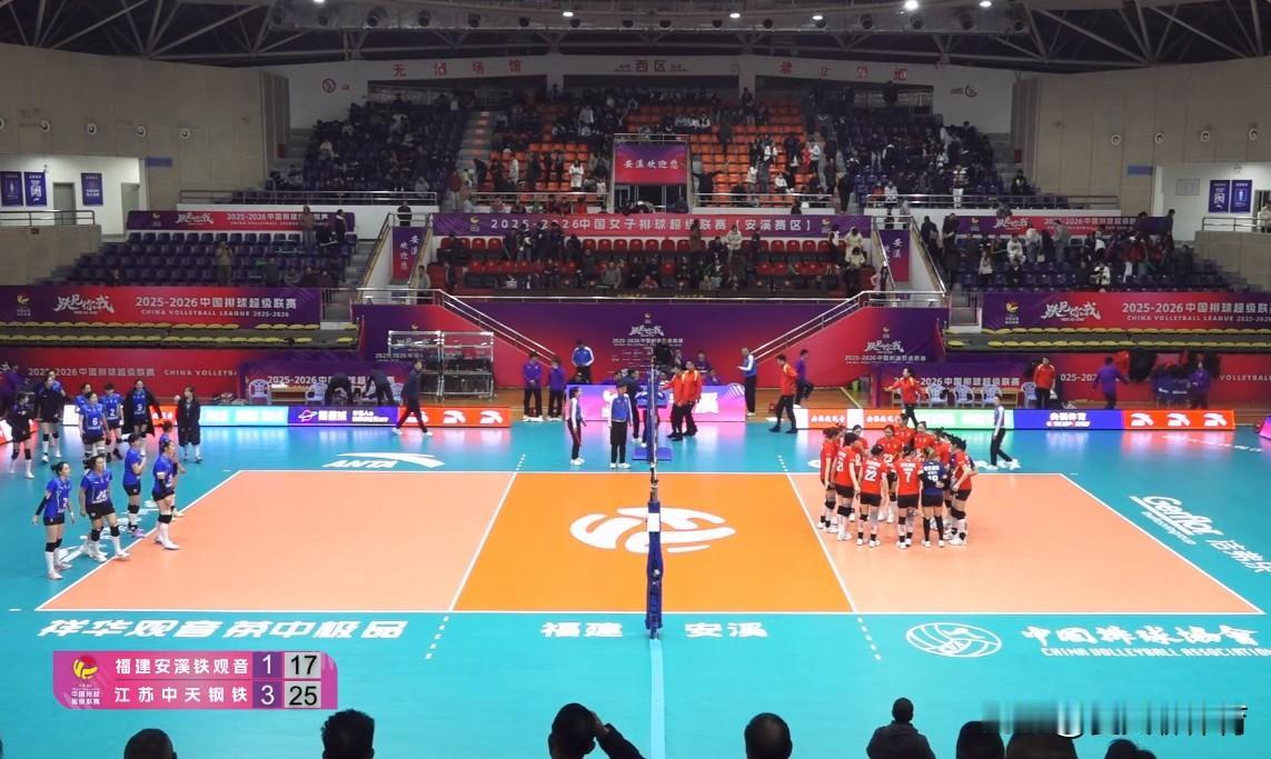 江苏女排跟福建女排这场打得也很热闹的！郭中楠在福建女排身上又疯狂刷拦网了，4局8