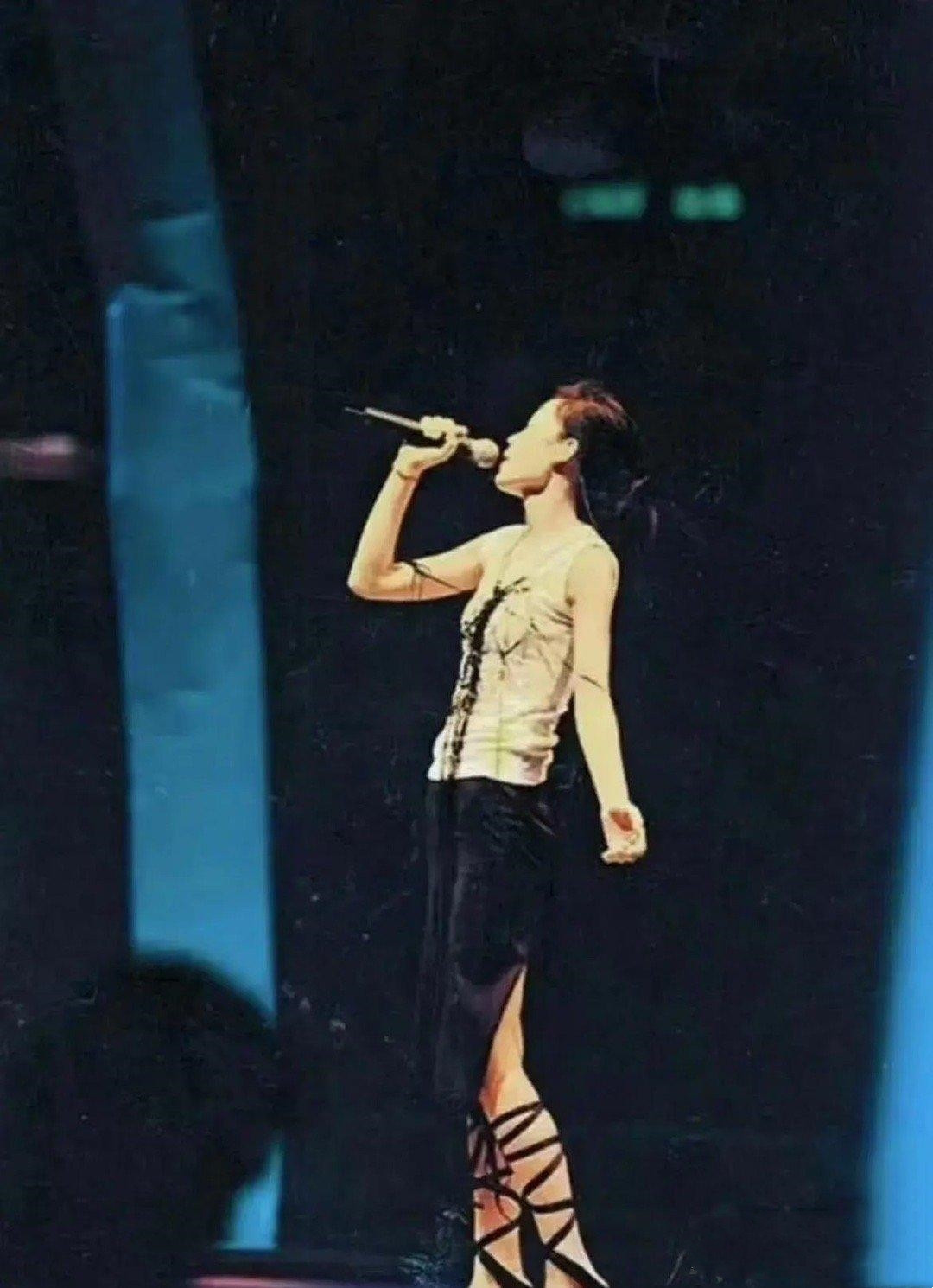 王菲演唱会上直接脱袜子，光脚穿高跟鞋唱，真把粉丝当家人了