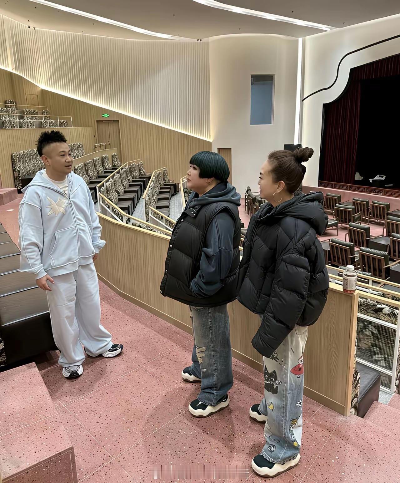 有点理解不了郭德纲老婆的打扮