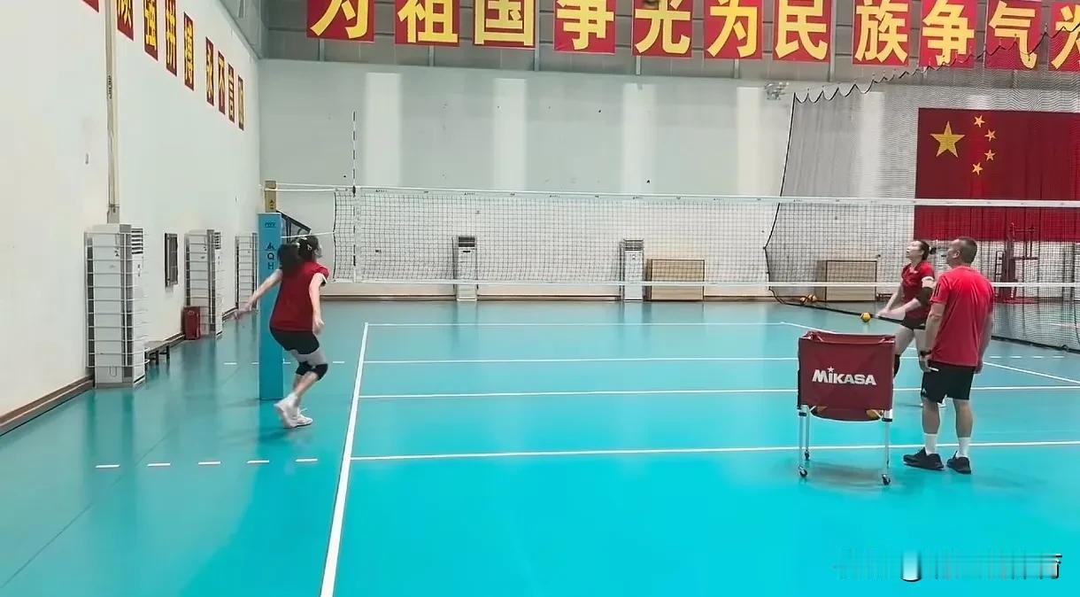 李盈莹的康复之路非常艰难，看得出她做了非常多的努力，浑身伤痛，确实令人无比心疼。