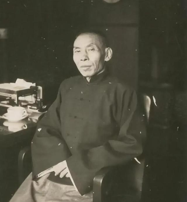 杜月笙之所以会烧毁欠条,因为他一个搞黄赌毒放高利贷起家的,能从他手中借钱打欠条的