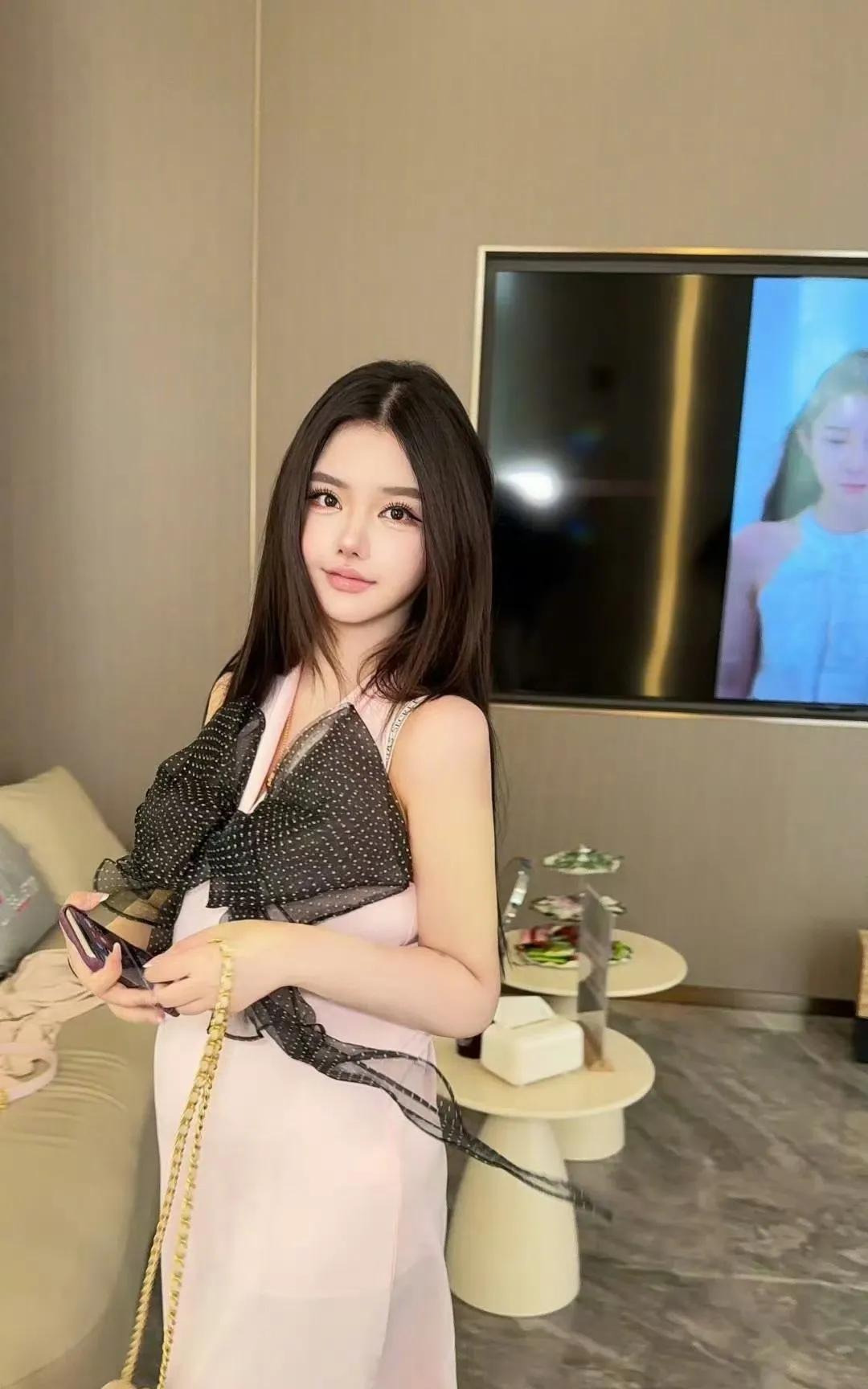 什么？这居然是韩安冉？露出孕肚，据说还是双胞胎。不过她怀孕了而且还是双胞胎的情况
