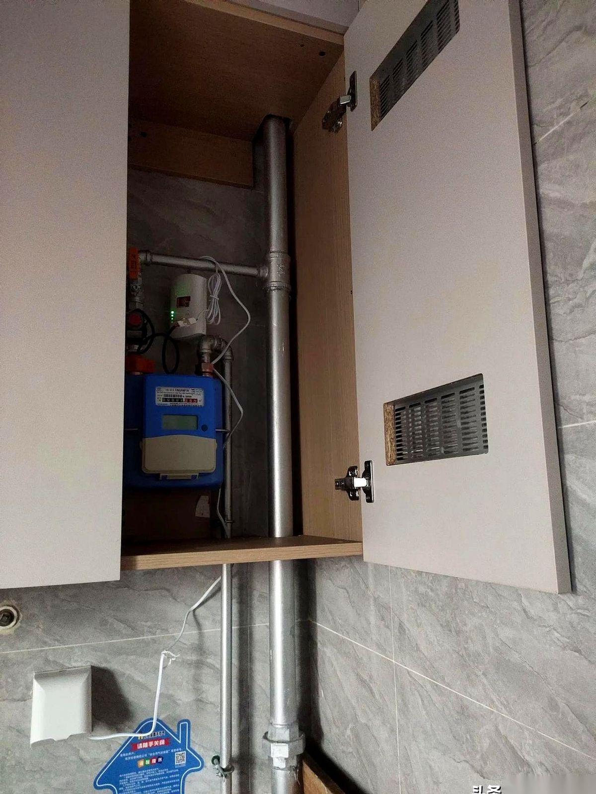 两千块钱的柜子，刚打好，燃气公司大姐指着鼻子让我拆了。说我把燃气表包里面，这是