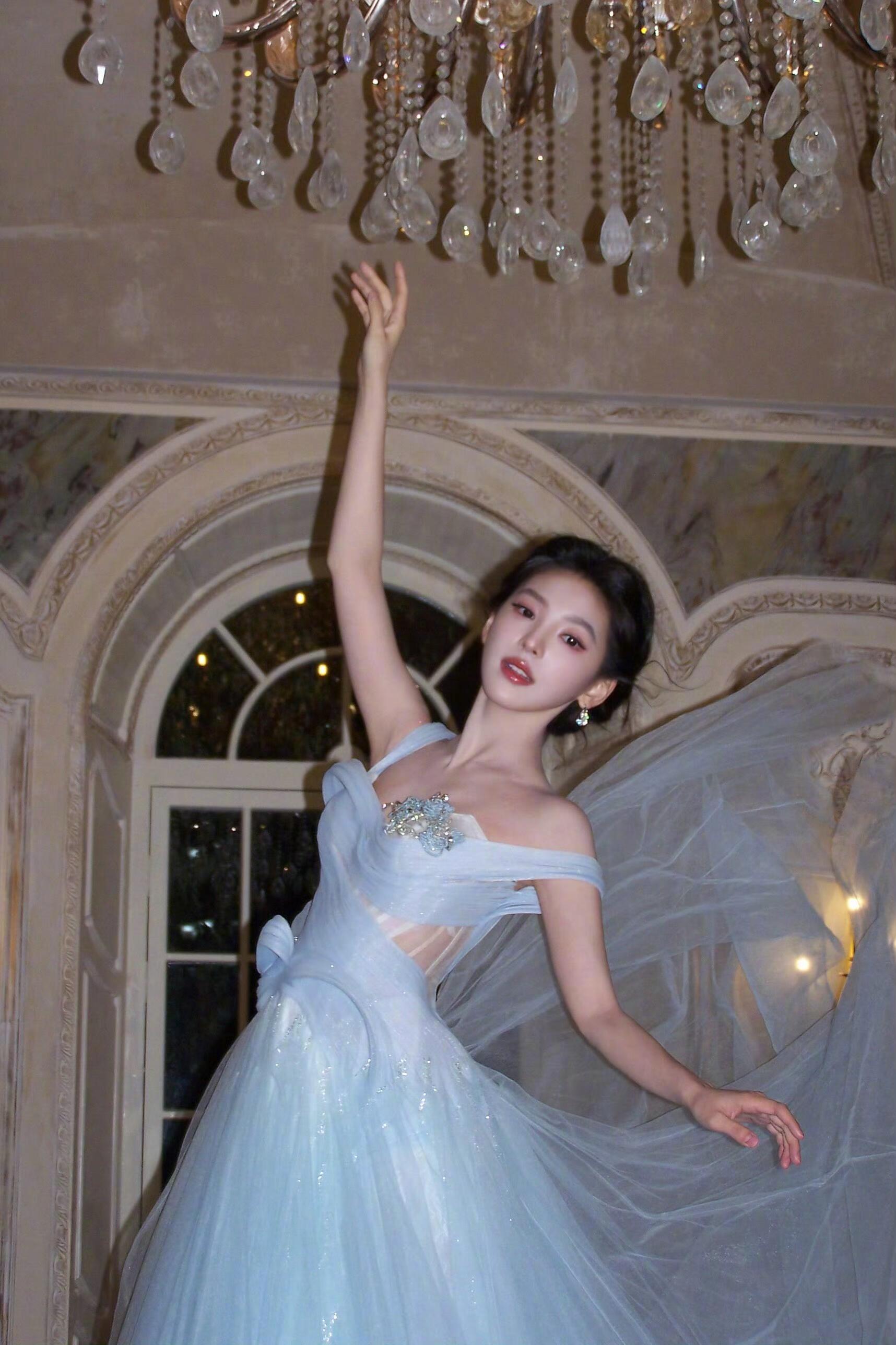 章若楠蓝色梦幻灵动公主风章若楠亮相直播现场，身着秋冬系列的淡蓝色薄纱礼裙，搭配超