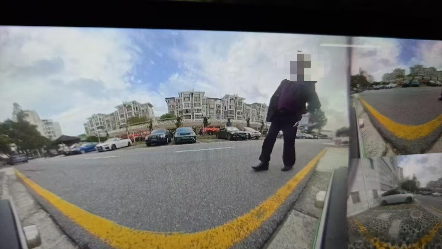 有一天出门，发现车门上也多了一道细长的划痕，忽然想起车有哨兵模式调出录像一看，原