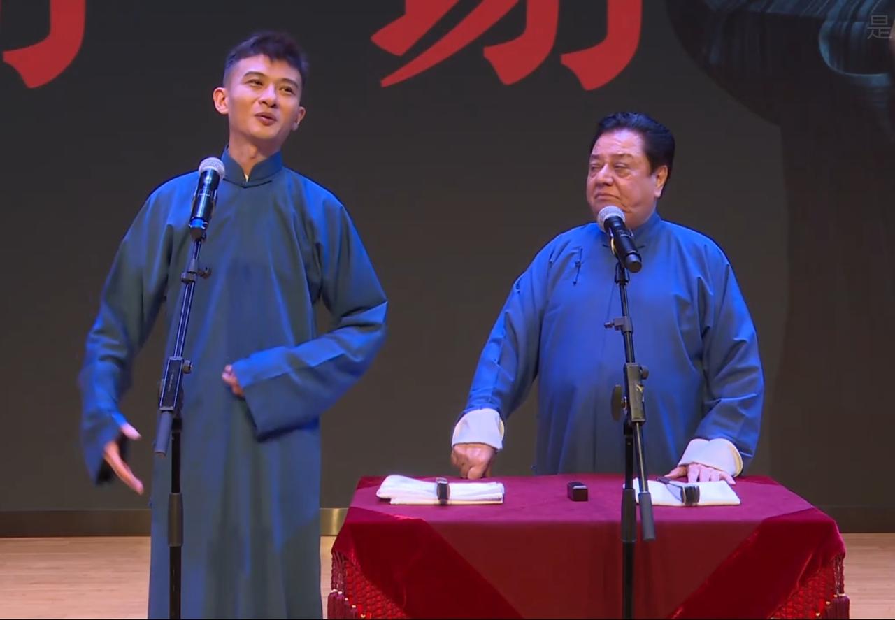 北京知名相声表演艺术家李金斗出席相声讲座，还和徒弟王政搭档登台演出。俩人表演了传