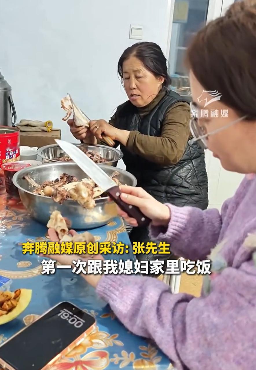 河北女婿第一次跟着媳妇回内蒙古过年，没想到，吃饭的时候家人发的不是筷子，而是人手