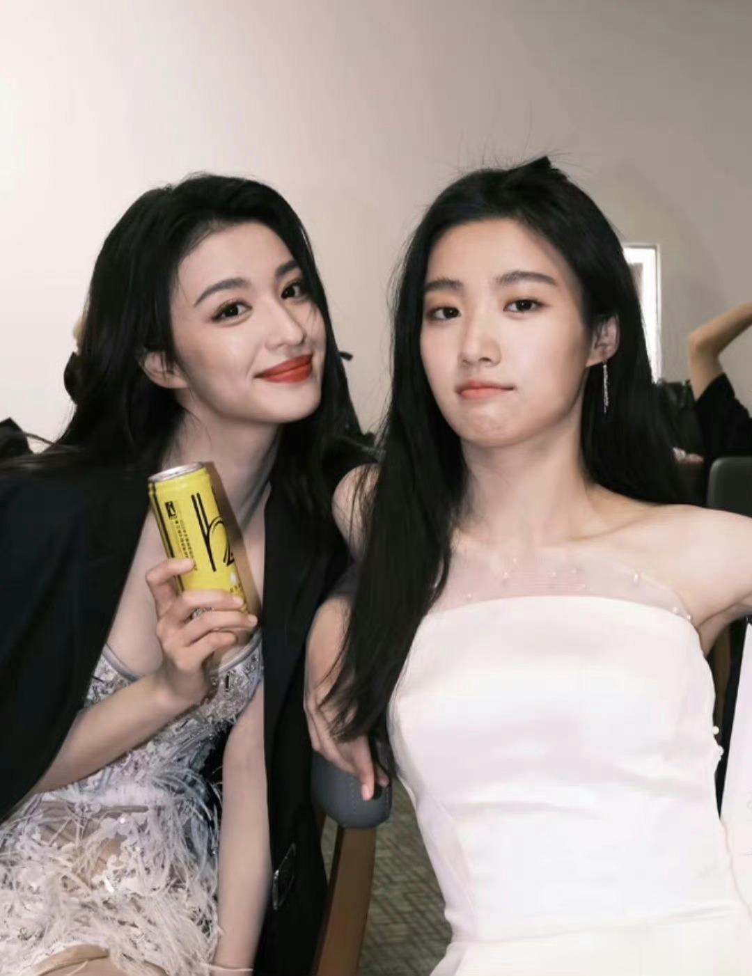 卢昱晓跟王楚然居然是好姐妹，不过这对比也太惨烈了吧