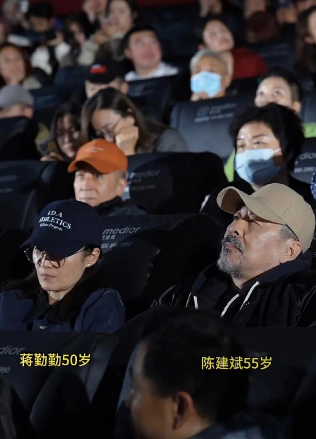 偶遇陈建斌和老婆蒋勤勤一起看电影，55岁的陈建斌胡子拉碴的像老位老大爷似的，哈哈