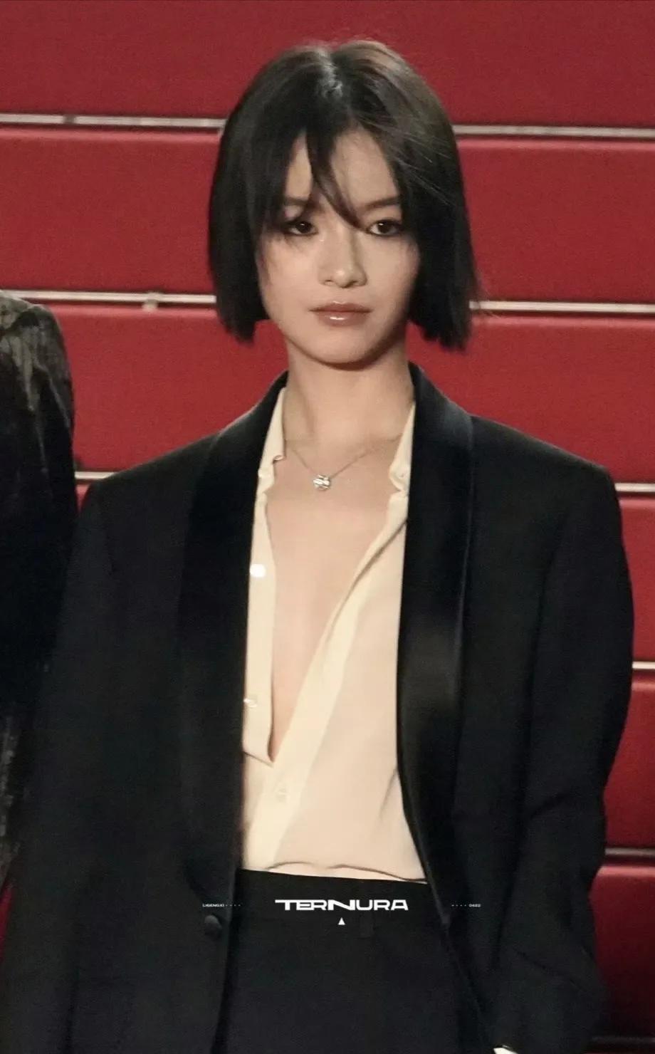 看不懂李庚希、张子枫戛纳红毯的时尚，深v和真空秀平板身材？这不是让老外嘲笑我们都