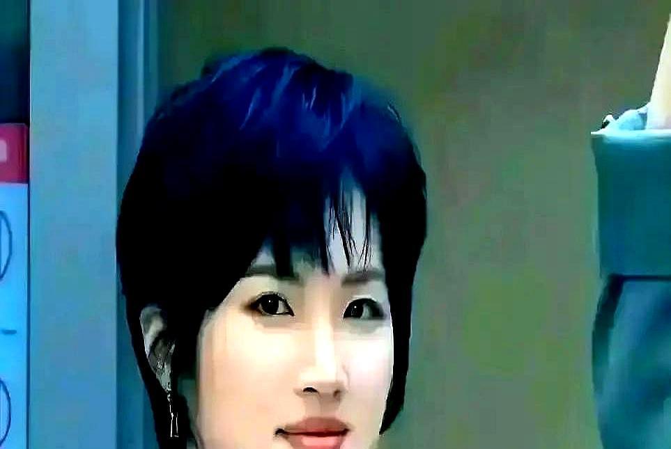 片场凌晨四点。郭京飞瘫在椅子上，眼皮打架。旁边那位，还在滴水的戏服都没换，对