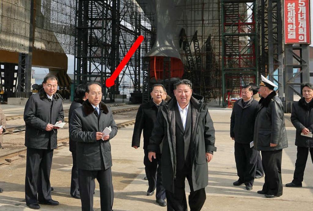 箭头所指的人物疑似朝鲜清津造船厂厂长洪吉浩。洪吉浩被认为是朝鲜驱逐舰倾覆事故的主