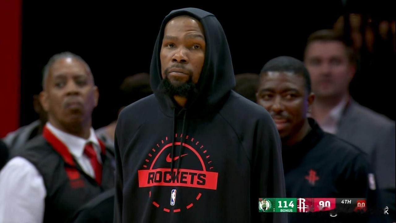 在今天火箭主场迎战凯尔特人的比赛中，发生了特别让人心碎的一幕。当时距离全场比赛结