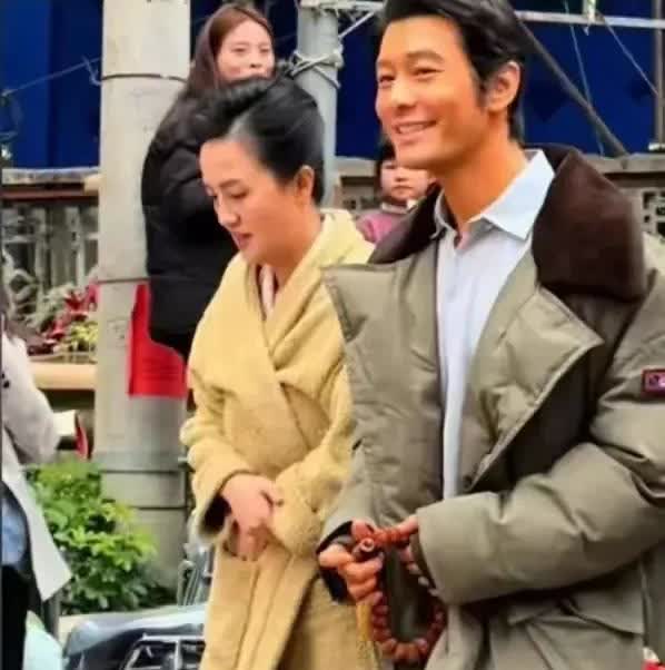 这是网上流出的朱媛媛在今年四月份拍摄《造城者》时在片场的最后镜头。图片上的媛