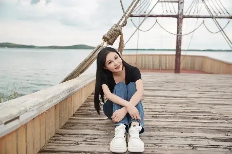 90年代，香港人痴迷关之琳这张“钻石脸”，大陆人却把陈红捧成“珍珠脸”天花板。