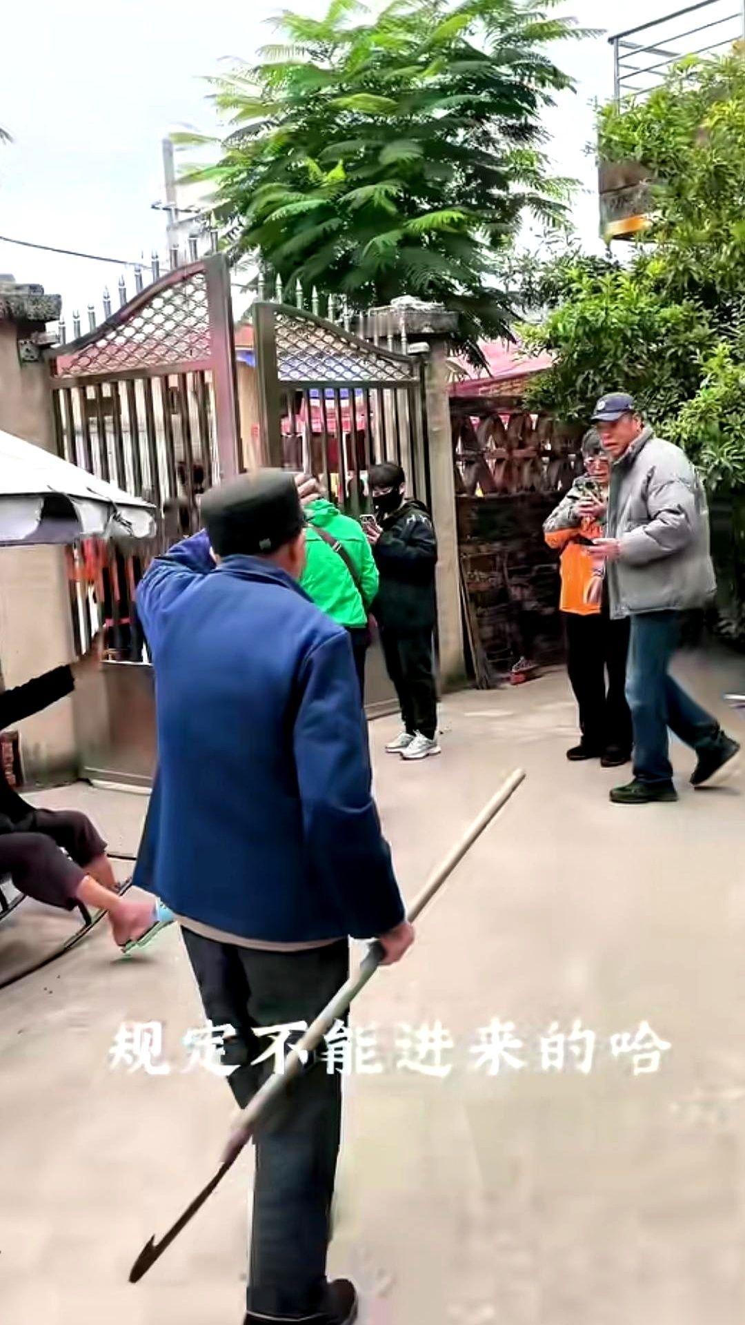 刷到一个视频，给我看傻了。一个老爷子，操着把长柄大刀，从院子里冲出来。我心说