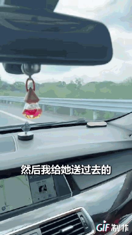 “上人民日报了！”江西男子开车在国道上疾驰，突然发现路中间有个小黑点。男子警惕的