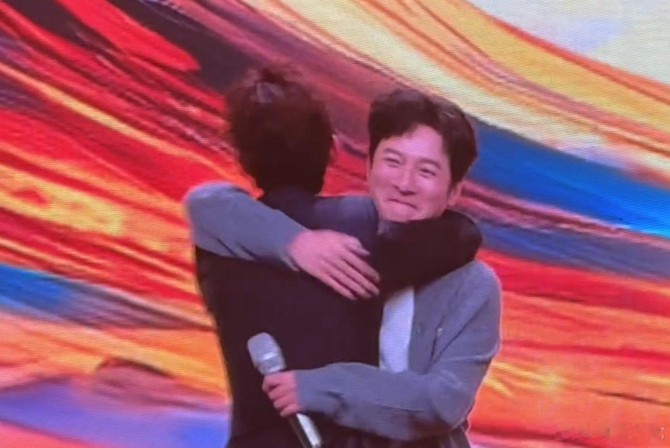 李维嘉何炅相拥而泣家人们，李维嘉回来还跟何老师抱哭了，我直接破防！不抢风头还