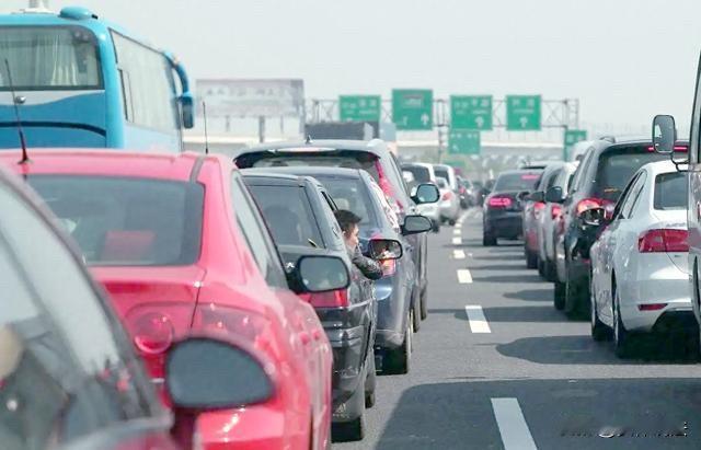 广西，6旬大妈大年初六返程务工，碰到堵车，一连坐了16、7个小时的大巴车，才到达