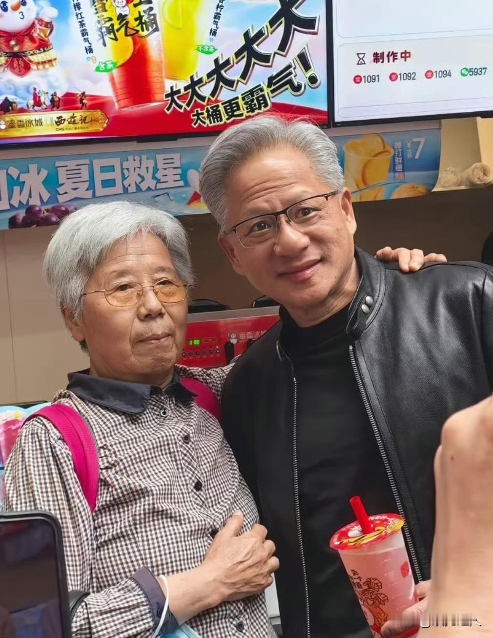 下午，黄仁勋穿着那件万年不变的黑色皮衣，在南锣鼓巷喝了一杯蜜雪冰城。这边他刚