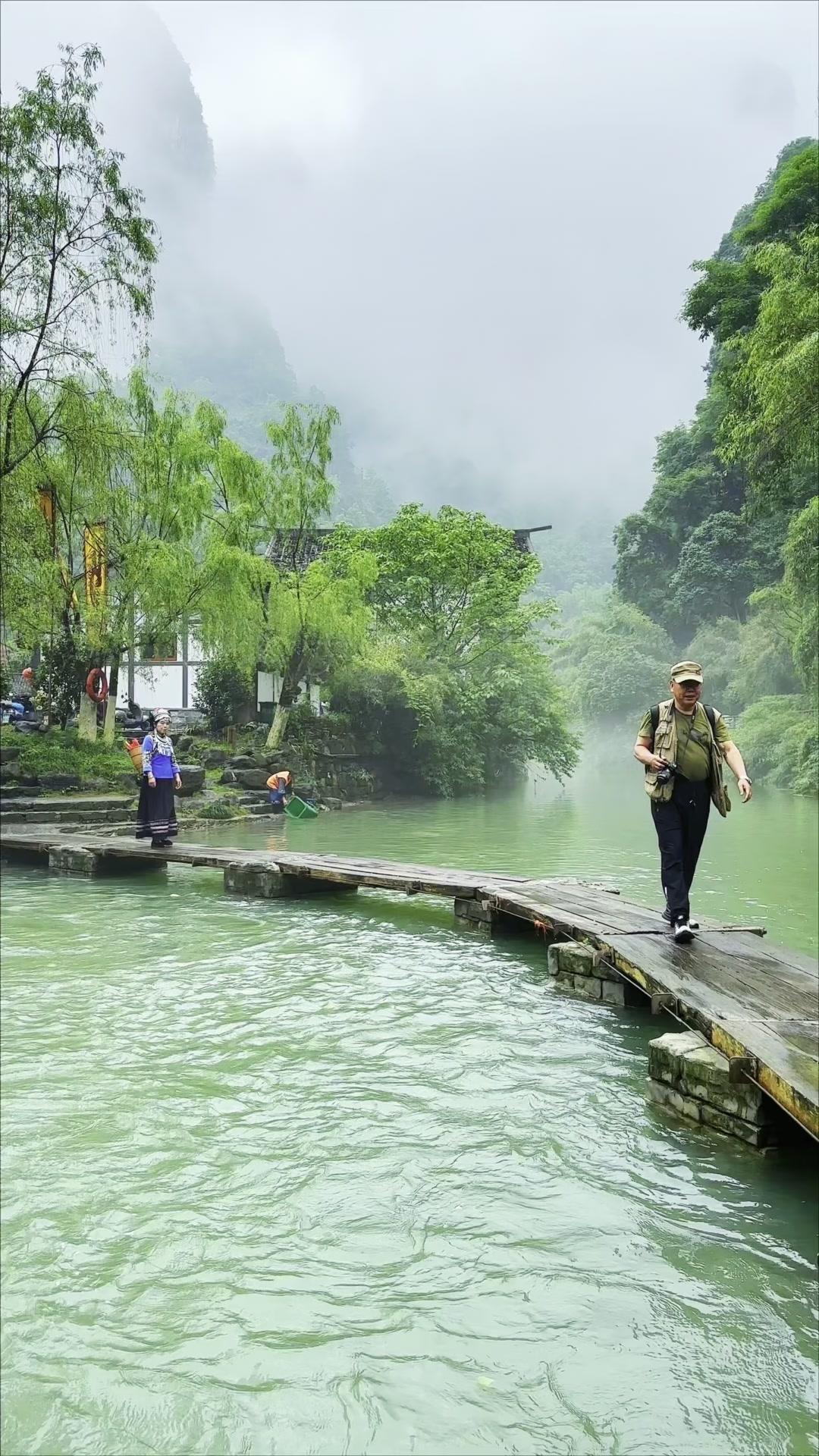 不用特意去远方，城市周边就有这样的山山水水，随手一拍都是壁纸。站在山间小道上，风