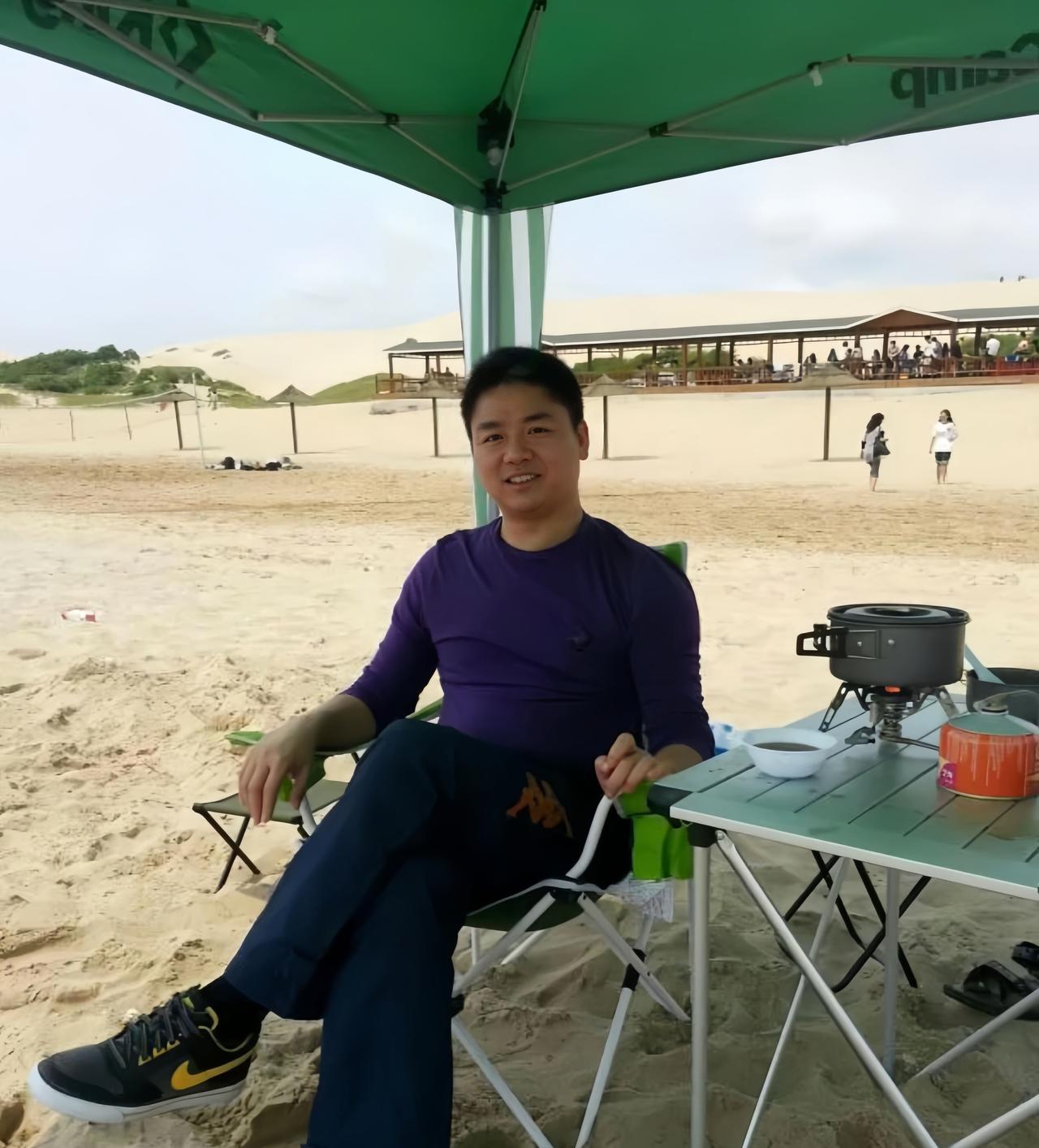 刘强东旧照，2012年沙滩度假，坐在那里微笑面对镜头，很随和的样子。刘强东属于