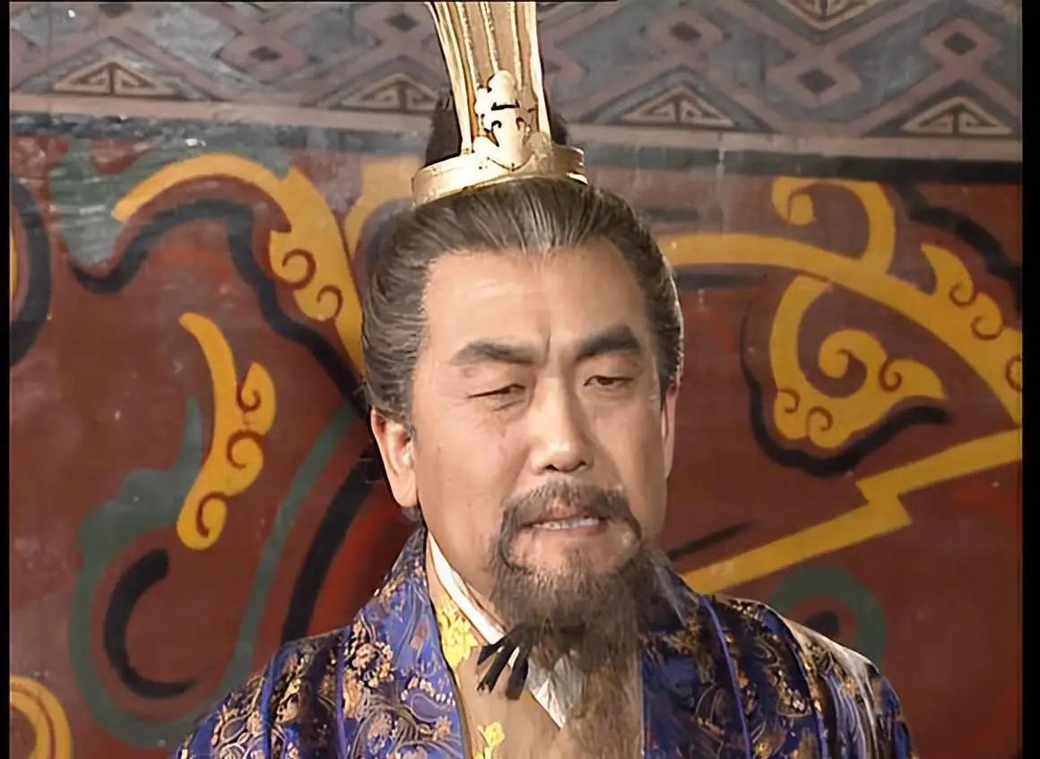正始十年的洛阳，七十一岁的太傅司马懿被两个婢女搀着会客。他衣服从肩头滑下却抓不住