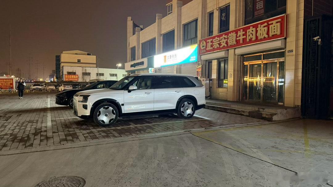 虽然最近开的少到哪这车还是众人的焦点哈哈极氪9x依然是颜值巅峰状态